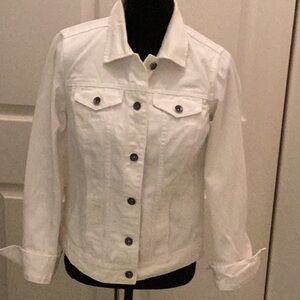 🌹NWOT Women's White  Denim Jacket Size Small 
100 % Cotton Closet Must Have 🌹